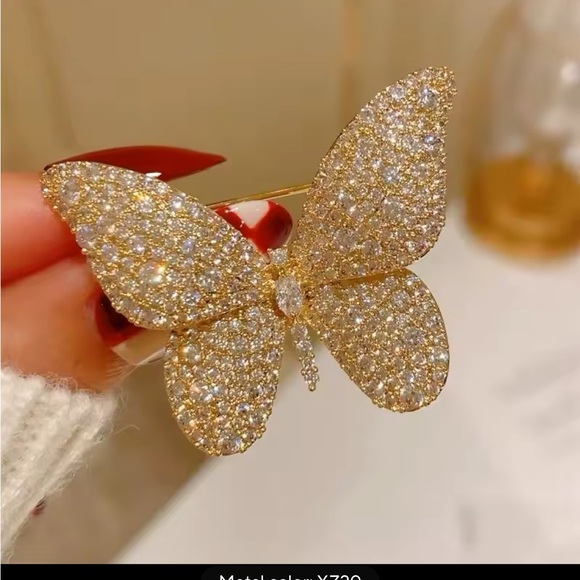 Jewelry - Elegant Gold Butterfly Brooch